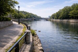 赤ちゃんの名付けや姓名判断を落ち着いて考える時間に寄り添う、青空の下で広がる穏やかな水辺の風景イメージ(地格17画)